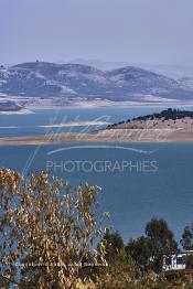 Image du Maroc Professionnelle de  Le barrage Oued El Makhazine, conçu pour le développement et  l'irrigation du périmètre du Loukkos. Ainsi les champs situés dans le triangle Ksar El Kébir, Larache, Moulay Bouselham profitent de cette infrastructure. Cette importante réalisation située sur El Oued Loukkos sert à la régularisation inter annuelle des débits tout en formant une protection contre les crues, au Jeudi 1er Septembre 2005 à cette datte le barrage dispose 309 Million de M3. (Photo / Abdeljalil Bounhar)